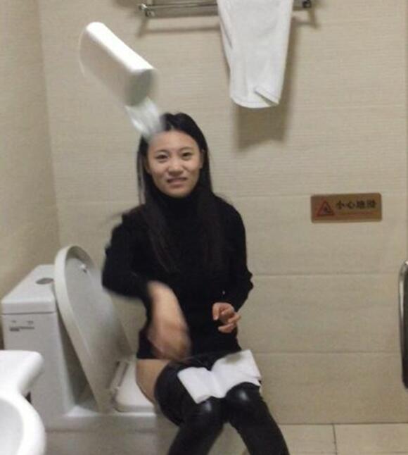 对方不想说话并向你扔了一筒卷纸人物gif搞笑图片