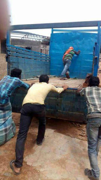 车上的那哥们是真心想帮忙的吗人物gif搞笑图片