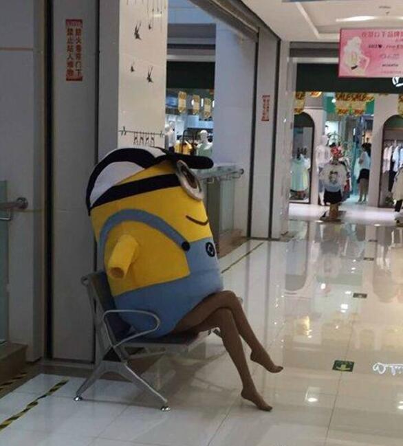 绝对在里面玩手机人物gif搞笑图片