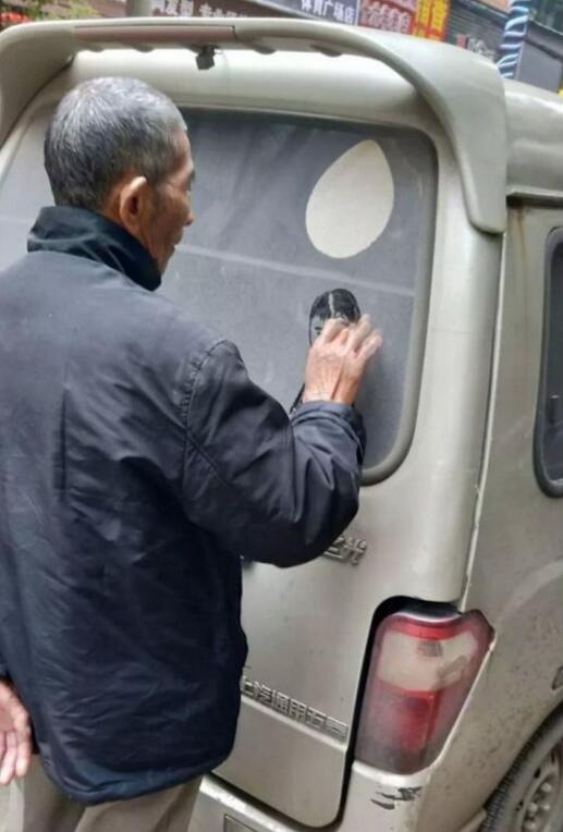 大爷也是个有故事的人人物gif搞笑图片