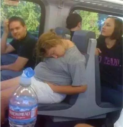 大姐，你睡的可香啊?人物gif搞笑图片