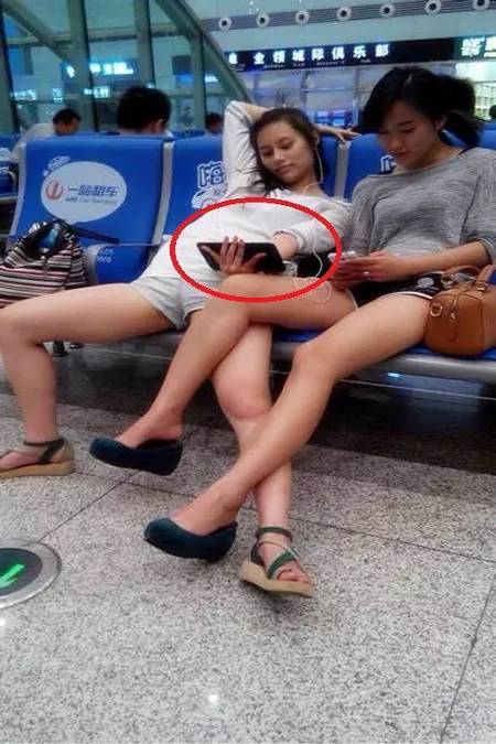 妹子，可以矜持点吗？公共场所呢人物gif搞笑图片