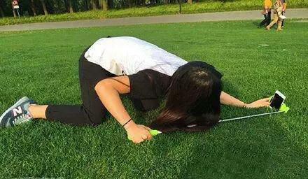 每一张自拍都付出了极大的努力人物gif搞笑图片