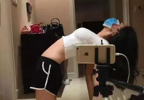 妹子这姿势自拍，给你满分不怕你骄傲人物gif搞笑图片