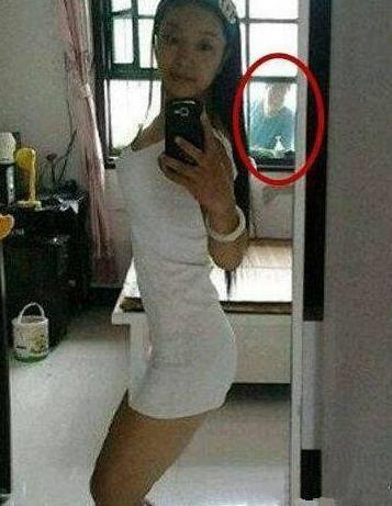 老王，你看什么呢？人物gif搞笑图片