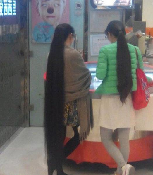 大姐，你的头累么？我看着都好累呀人物gif搞笑图片