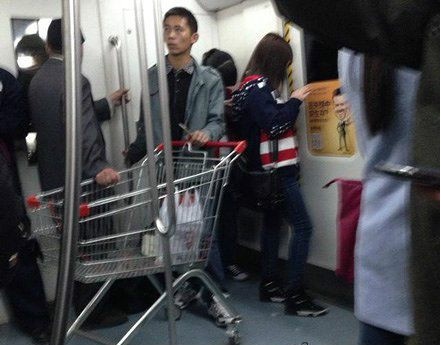 看看地铁上能不能买到个合适的妹子人物gif搞笑图片