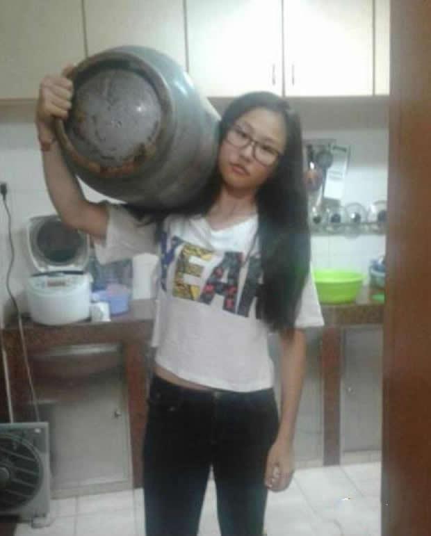 老婆是女汉子，亲自换煤气罐人物gif搞笑图片