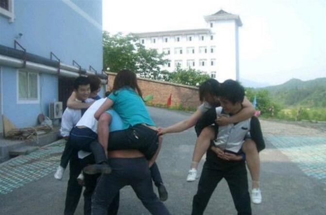 这样打架，是不是很过瘾啊？人物gif搞笑图片