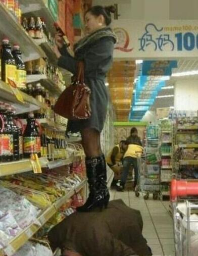 靠，去超市打酱油看到这一幕人物gif搞笑图片