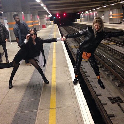 妹子，你这是在作死啊人物gif搞笑图片