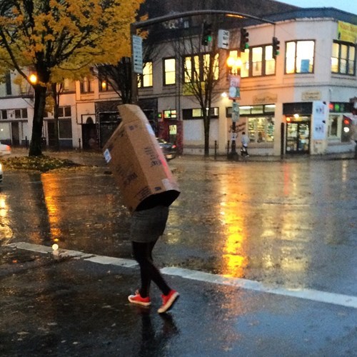 单身妹子，生活不易啊人物gif搞笑图片