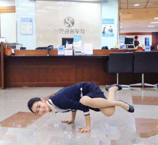 姑娘不错呀！有点功夫有本事你头朝下人物gif搞笑图片