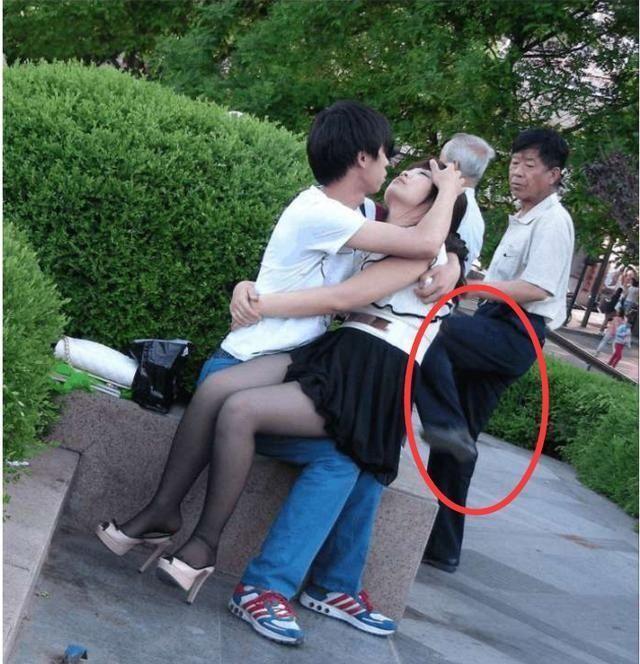 这对狗男女，大庭广众竟做出这事，大爷都看不下去了人物gif搞笑图片