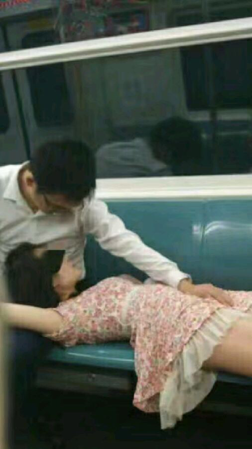 地铁上也行？人物gif搞笑图片