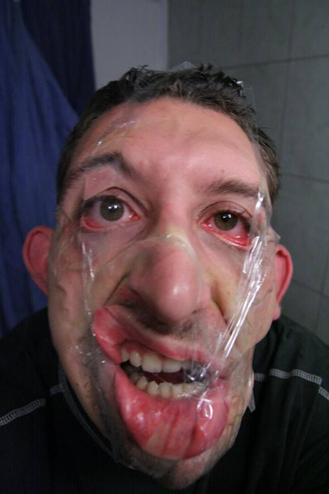 丧心病狂的缠胶带自拍， 据说可以瞬间脱毛术！人物gif搞笑图片