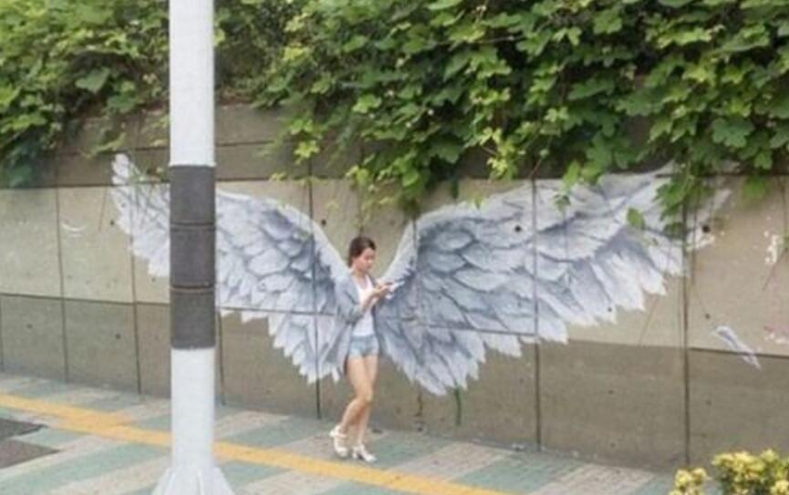 路上走过一个天使么人物gif搞笑图片