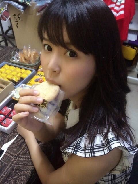 女朋友说她特别喜欢吃雪饼，我是不是该做点什么人物gif搞笑图片