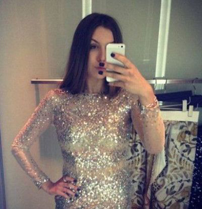 指甲的位置有点巧妙人物gif搞笑图片