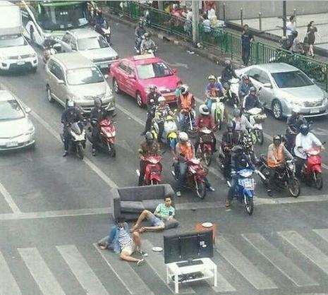 不让宅在家里，我们出来透透风人物gif搞笑图片