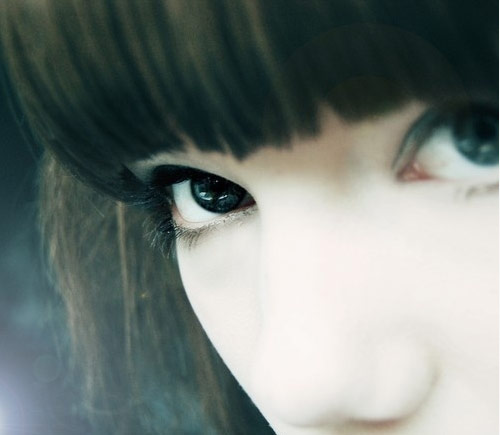 人世间总有一双眼睛可以秒杀你人物gif搞笑图片