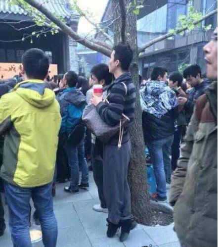 小哥，你为了看明星也是挺拼的人物gif搞笑图片