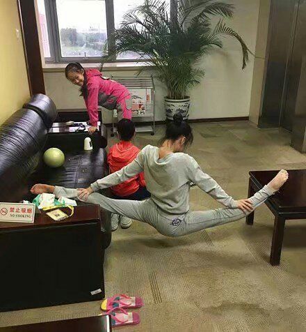 小妹妹不要学姐姐啊，姐姐可是练过的人物gif搞笑图片