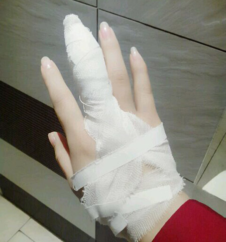 妹子晚上无名指太辛苦了人物gif搞笑图片