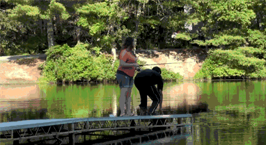 骚年，这是你的女盆友？人物gif搞笑图片