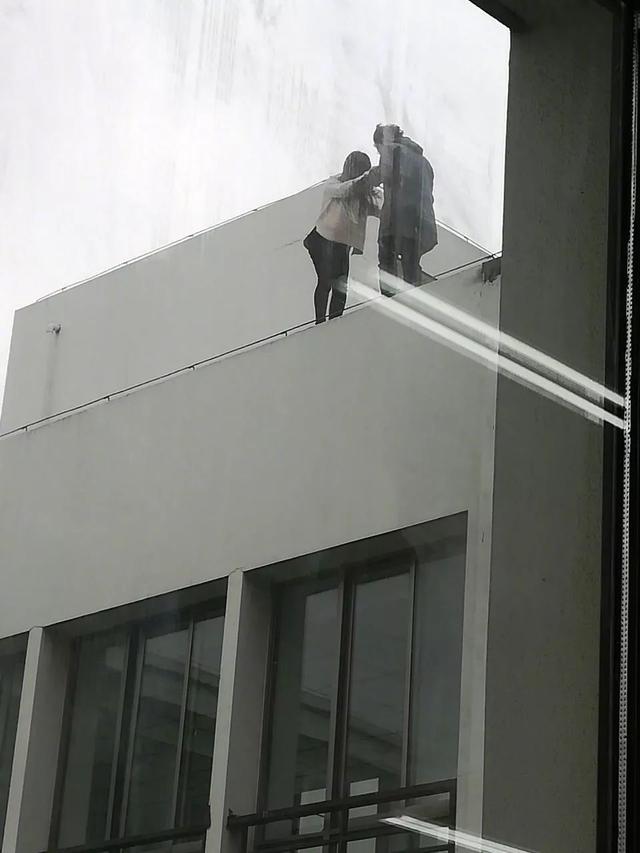 哈哈真TM的没想到啊！！ps:在生死的边缘试探,太拼了人物gif搞笑图片