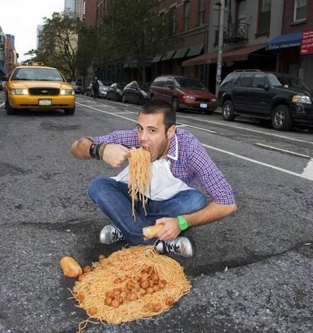 外国小哥，你胃口真好人物gif搞笑图片