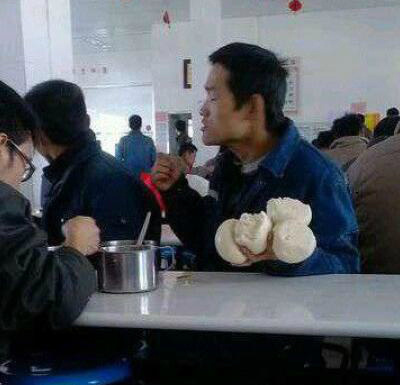 大哥，你这是饿了多久了？人物gif搞笑图片