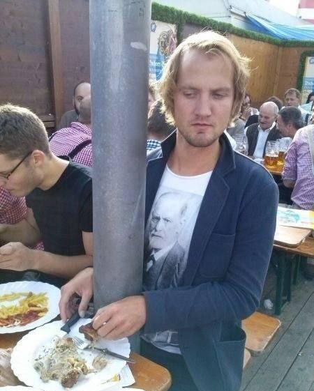 团购的午餐里有一项免费钢管体验人物gif搞笑图片