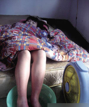 盖被子吹风扇烫脚，人生圆满了人物gif搞笑图片