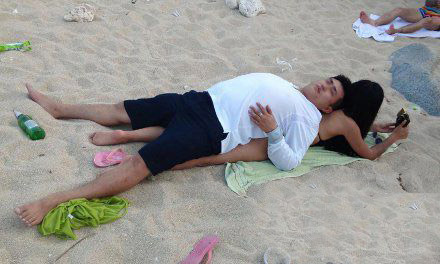 兄弟，你快把你家的娇妻压死个球了人物gif搞笑图片