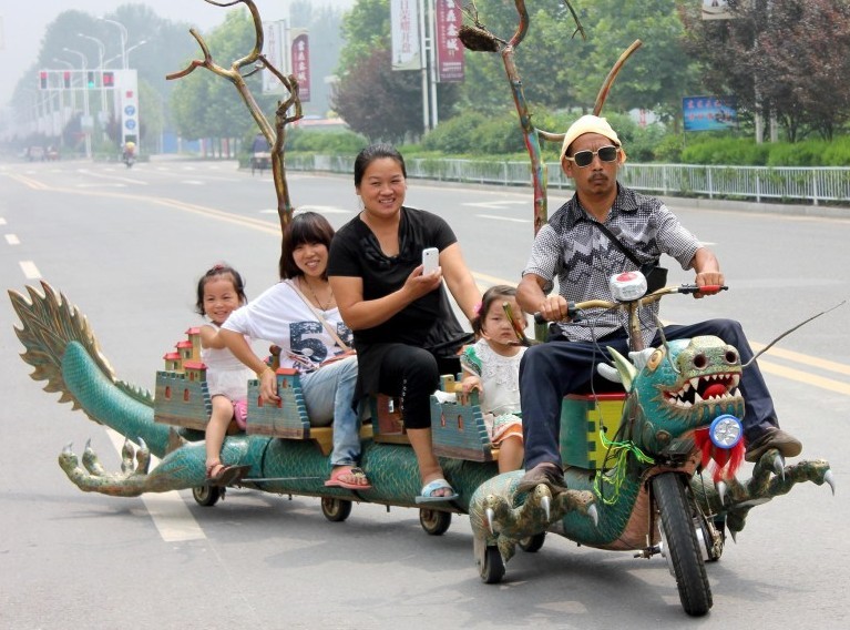 大街上的龙骑士人物gif搞笑图片