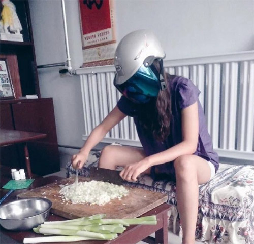 专治切葱流眼泪人物gif搞笑图片