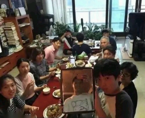 帮拍大合照时自己怎么入镜人物gif搞笑图片