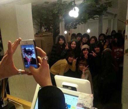 拍照这孩子太腹黑了人物gif搞笑图片