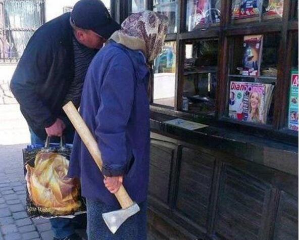 战斗民族的砍价人物gif搞笑图片