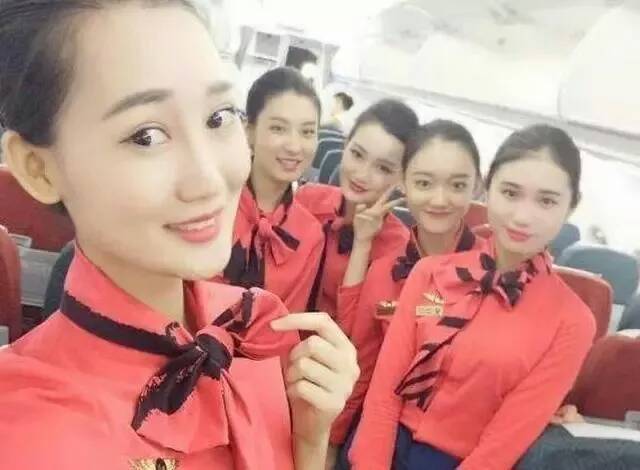 好奇这个是那个航空的空姐，颜值都爆表了人物gif搞笑图片