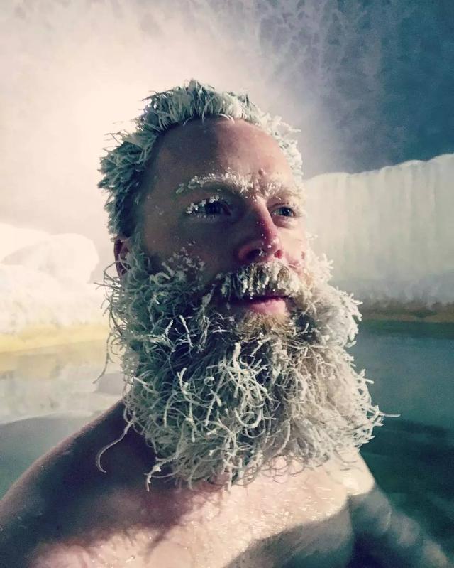 冬泳的体验人物gif搞笑图片