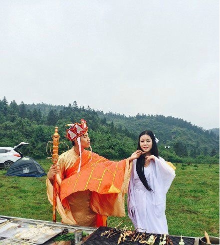 美女给贫僧笑一个人物gif搞笑图片