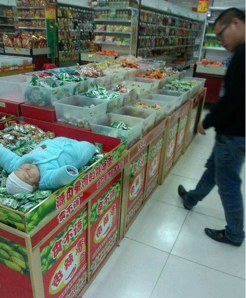 又是一个不靠谱的爸比！人物gif搞笑图片