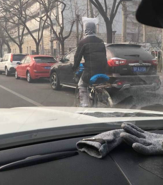 容易么这一天天的。。。人物gif搞笑图片