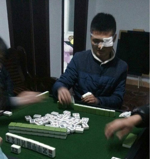 大过年的谁也阻止不了我打牌人物gif搞笑图片