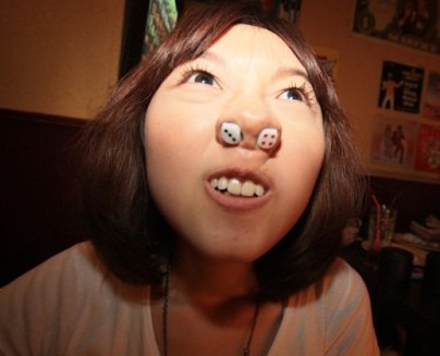 这么二的妹纸你敢娶回家么？人物gif搞笑图片