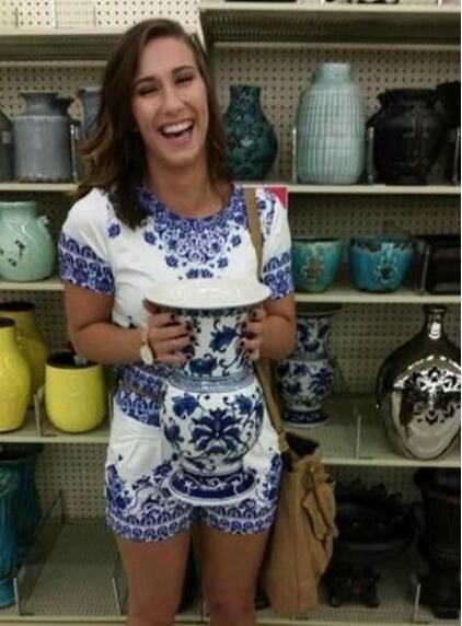 这下遇到碰瓷了人物gif搞笑图片