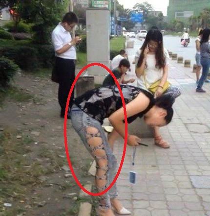 在平凡的大街上，前方好像看到一个耀眼的身影人物gif搞笑图片