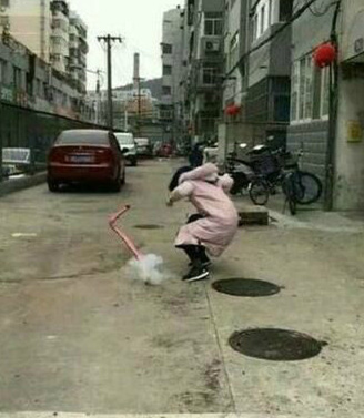 没有男朋友，放个鞭炮都尴尬人物gif搞笑图片